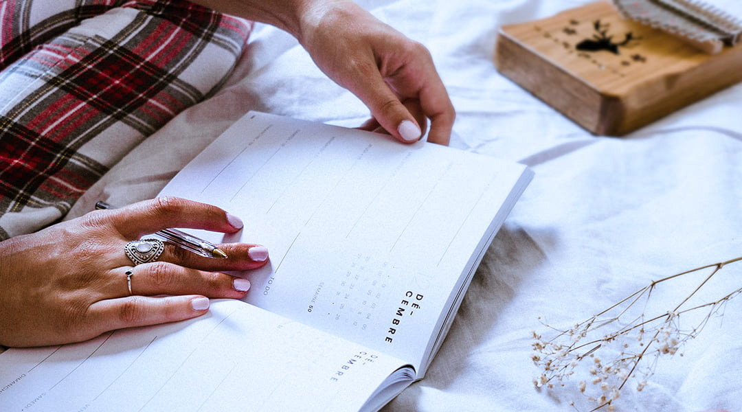 agenda evonel tenu ouvert sur un lit