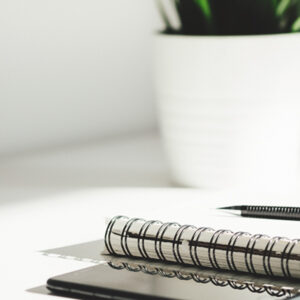 Carnet, stylo et téléphone mobile posés sur une table